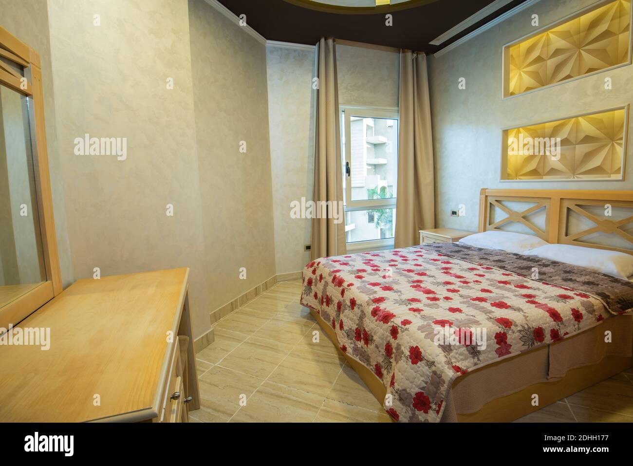 Interior Design Einrichtung Einrichtung von Luxus zeigen home Schlafzimmer mit Möbeln und Doppelbett Stockfoto