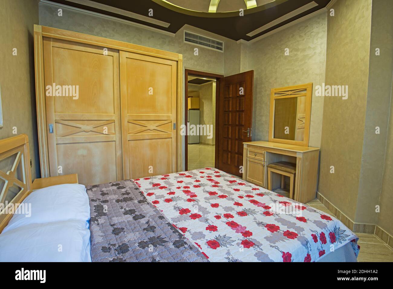 Interior Design Einrichtung Einrichtung von Luxus zeigen home Schlafzimmer mit Möbeln und Doppelbett Stockfoto