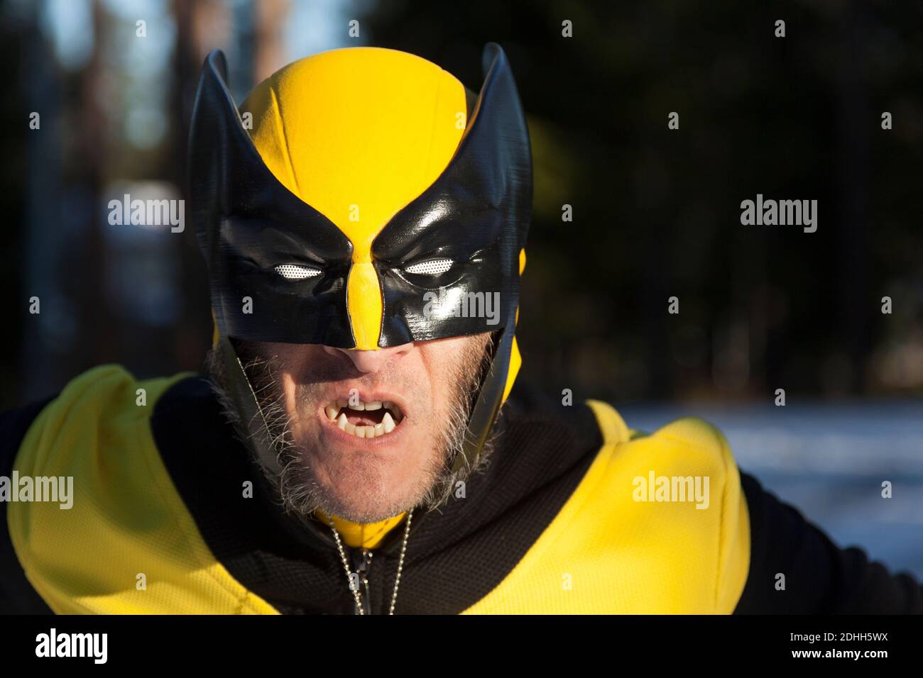 Umea, Norrland Schweden - 23. Oktober 2020: Werwolf-Charakter mit gelbem Anzug Stockfoto