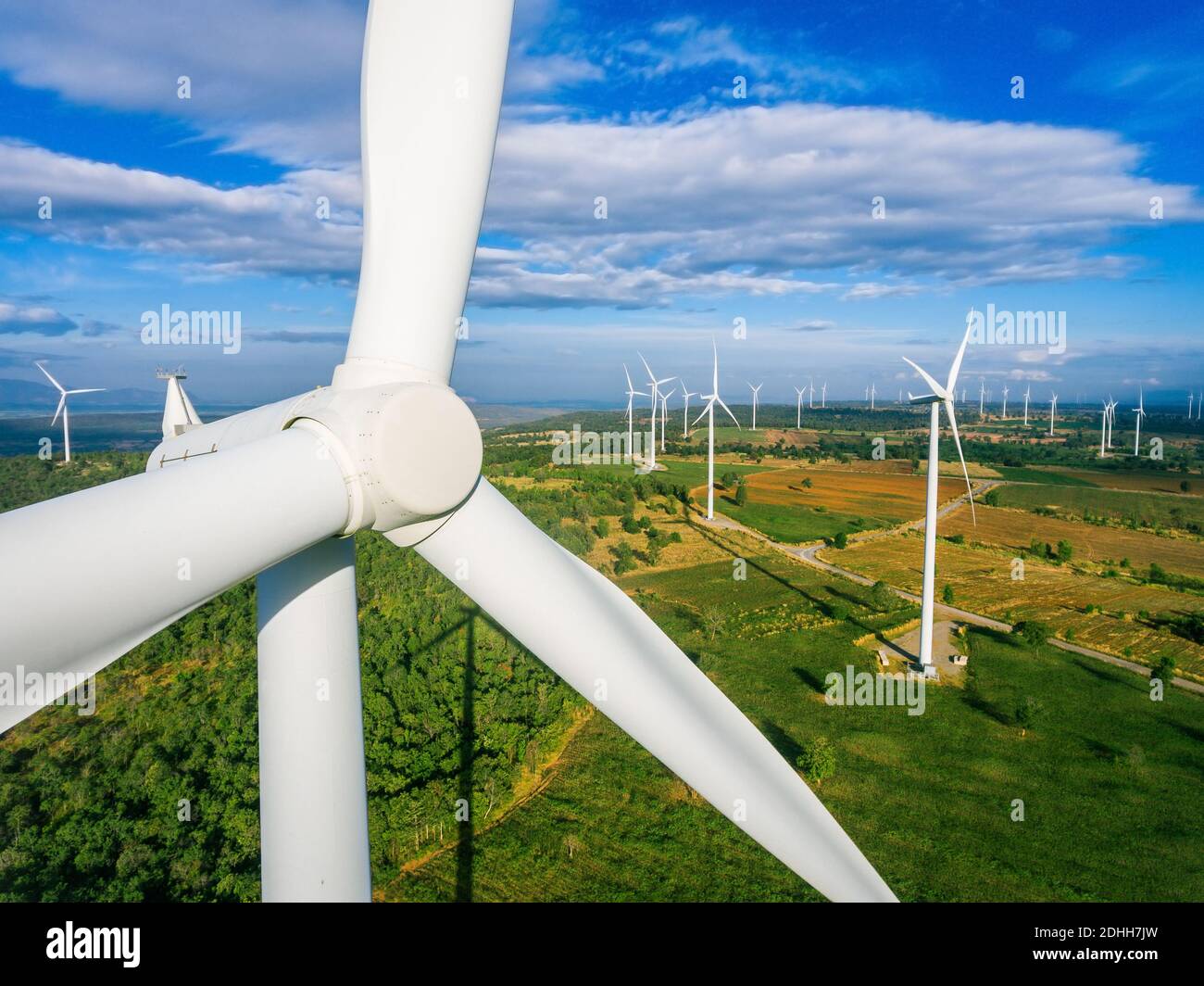 Windturbine aus der Vogelperspektive. Nachhaltige Entwicklung, umweltfreundliches Konzept. Windkraftanlagen geben erneuerbare Energie, nachhaltige Energie Stockfoto