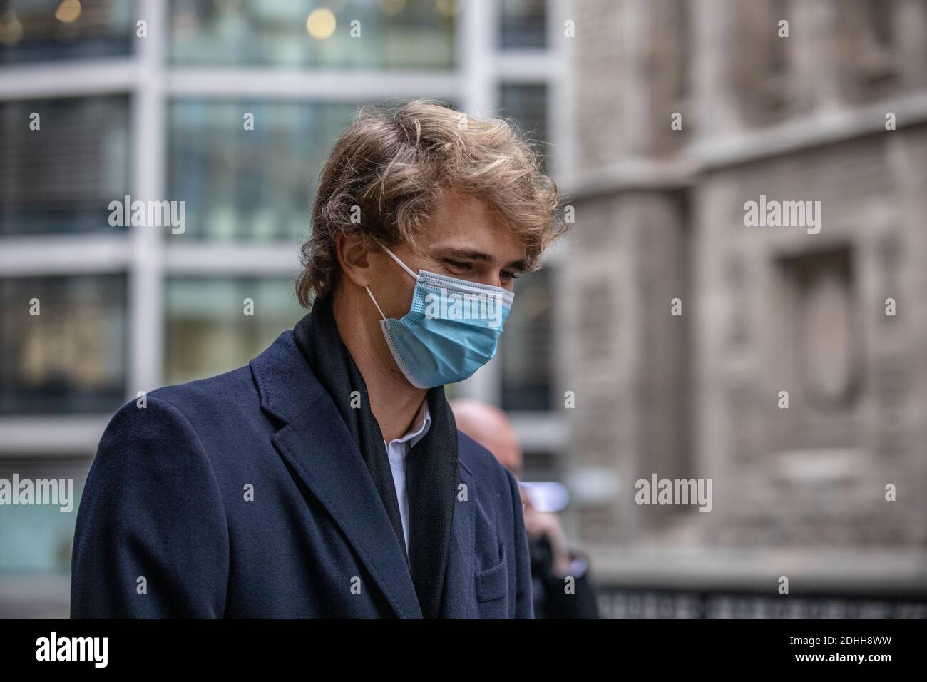 London, Großbritannien. Dezember 2020. Deutscher Tennisstar Alexander Zverev am High Court in einem Rechtsstreit mit Patricio Apey Gründer des Londoner Sportmanagement-Unternehmens, die begann, ihn zu vertreten, als er ein Teenager war. Zverev, 23, hat Ace Group International verklagt und eine „rechtswidrige Handelsbeschränkung“ behauptet. 10. Dezember 2020, Rolls Building, High Court, Royal Courts of Justice, London, England, Vereinigtes Königreich Kredit: Jeff Gilbert/Alamy Live News Stockfoto