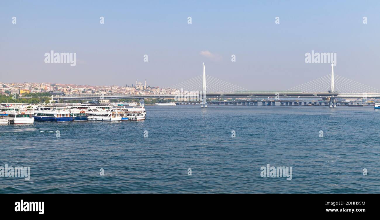 Golden Horn Metro Bridge bei sonnigem Tag. Es ist eine Kabelbrücke über das Goldene Horn in Istanbul, Türkei Stockfoto