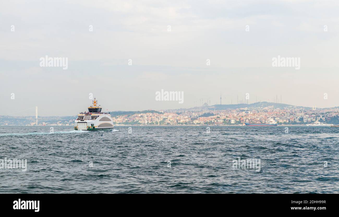 Die Passagierfähre fährt am Sommertag auf der Bosporusstraße. Istanbul, Türkei Stockfoto