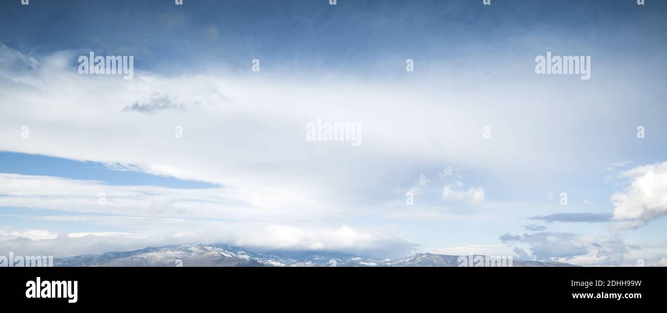Bedecktem Himmel mit weißen Wolken am Tag, natürliche Panorama Hintergrund Foto Textur Stockfoto