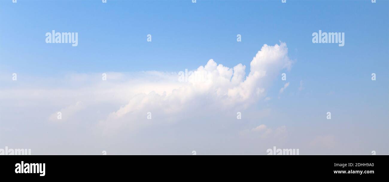 Blauer Himmel mit weißen Wolken cumulus tagsüber. Natürlichen Hintergrund Foto Textur Stockfoto