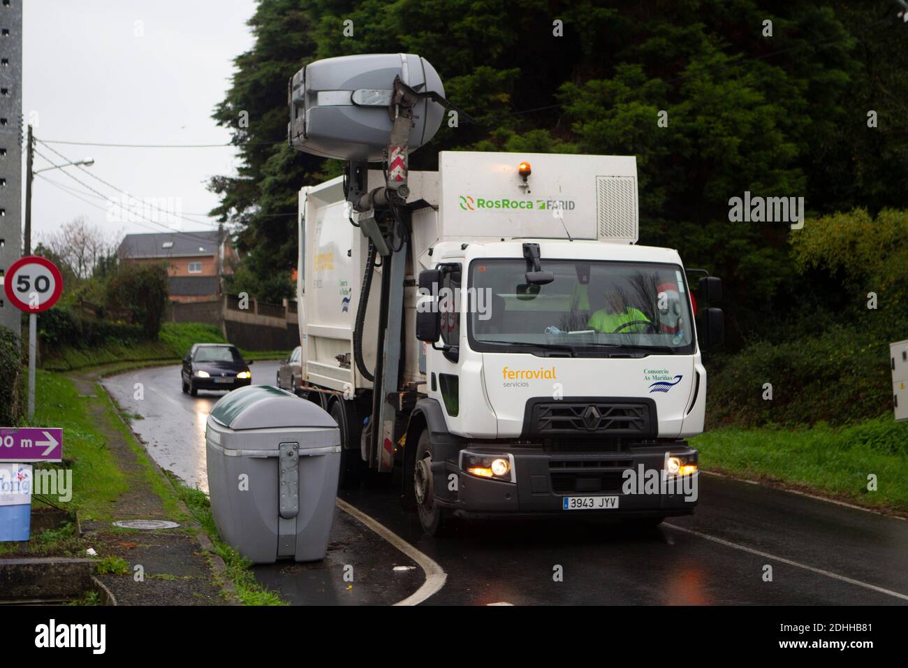 Meirás-Coruna-Spanien. Müllwagen beladen Lebensmittel Recycling-Container in einer robotisierten Weise auf der Straße der Stadt am 10. Dezember 2020 Stockfoto