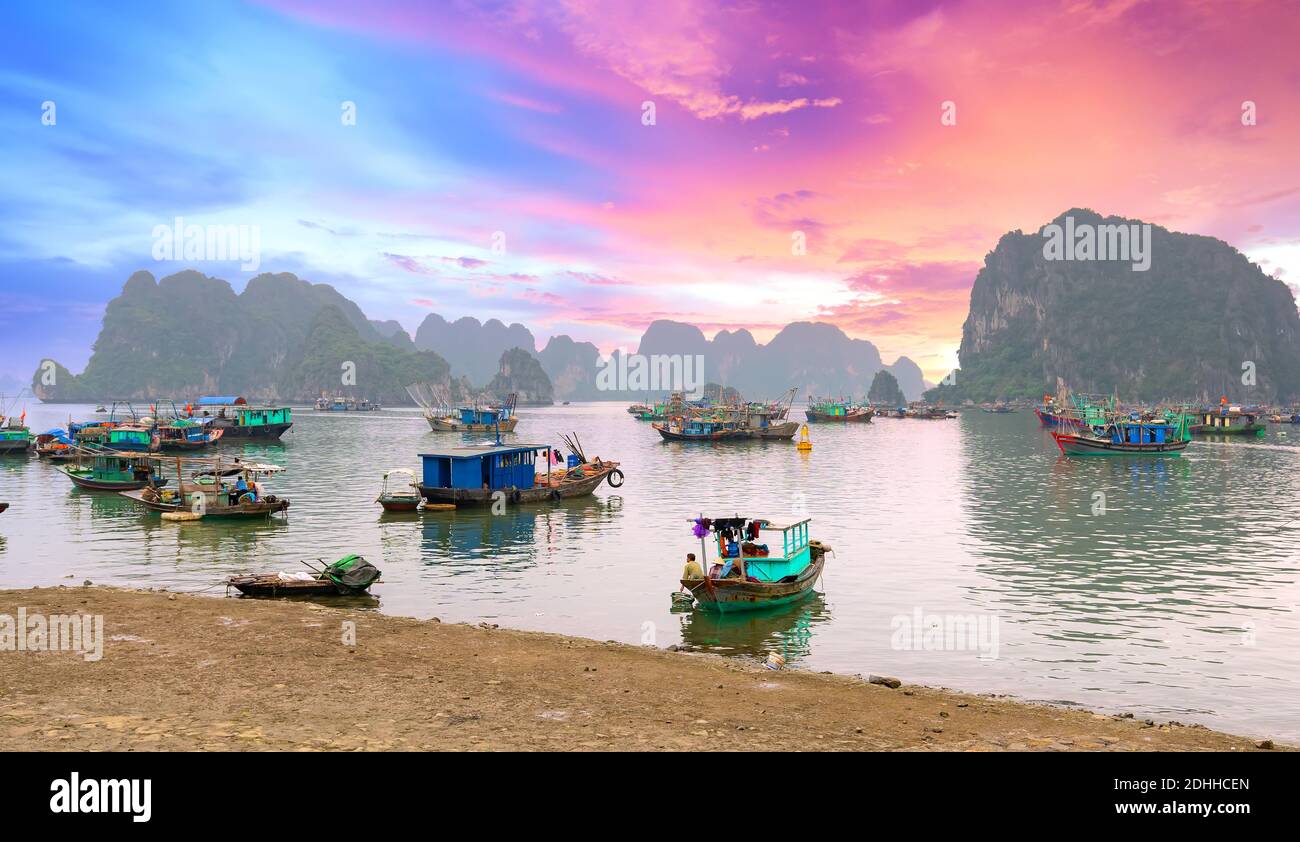 Bootsanlegestelle in Halong Bay, Vietnam mit vielen Fischerbooten vor Anker. Dies gilt als ein natürliches Weltkulturerbe Stockfoto