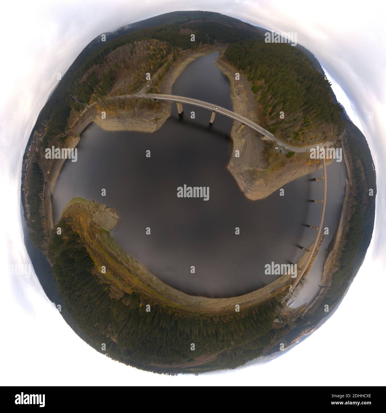 Stereoskopische kugelförmige Projektion kleiner Planet eines Staudamms mit zwei Brücken im Harz in Deutschland Stockfoto