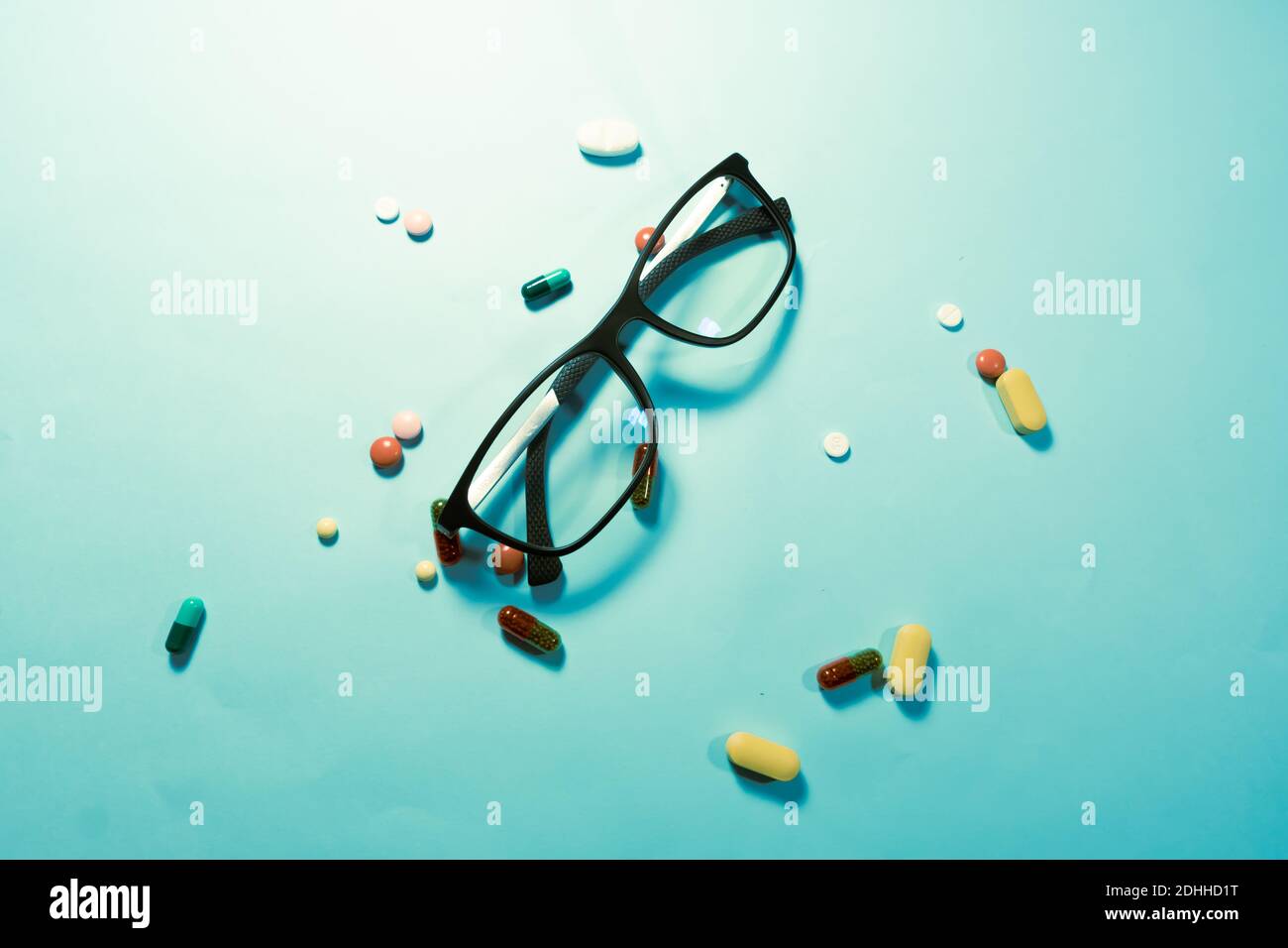 Pillen und Tabletten auf schwarzem Hintergrund Stockfoto