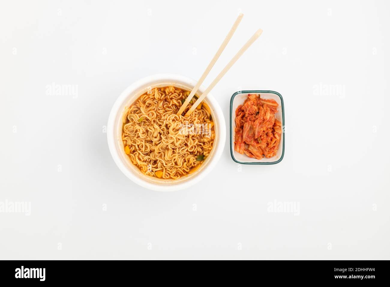 Sofortbecher-Ramen auf weißem Hintergrund Stockfoto