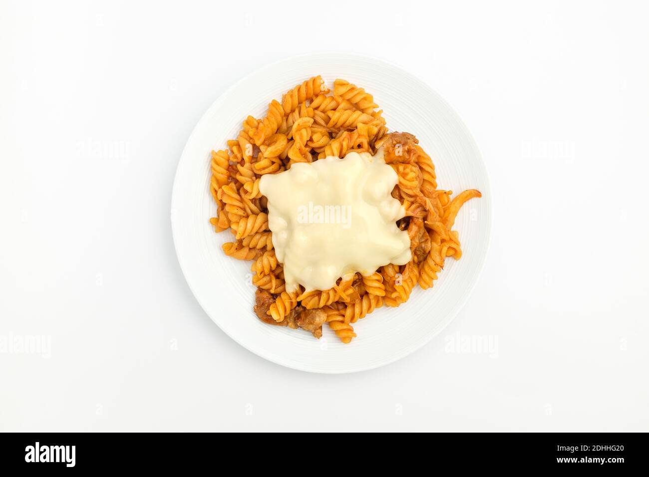 Fusilli-Pasta auf weißem Hintergrund Stockfoto