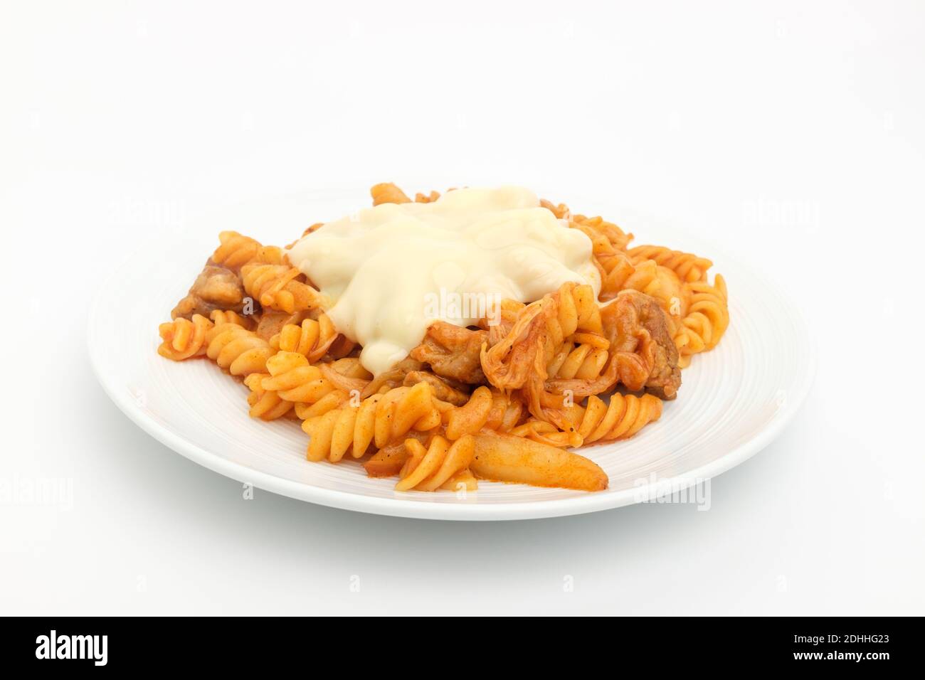 Fusilli-Pasta auf weißem Hintergrund Stockfoto