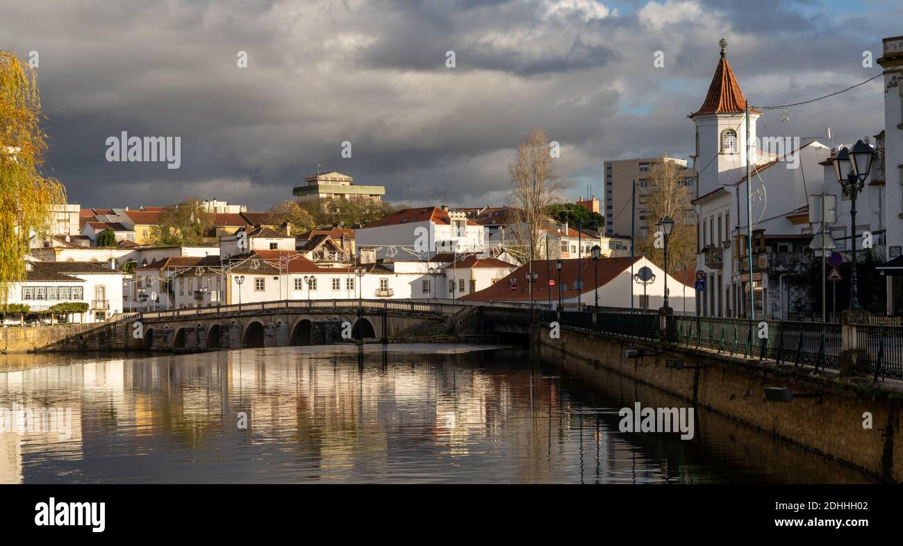 Tomar, Portugal: 8. Dezember 2020: Blick auf die historische Stadt Tomar im Zentrum Portugals Stockfoto