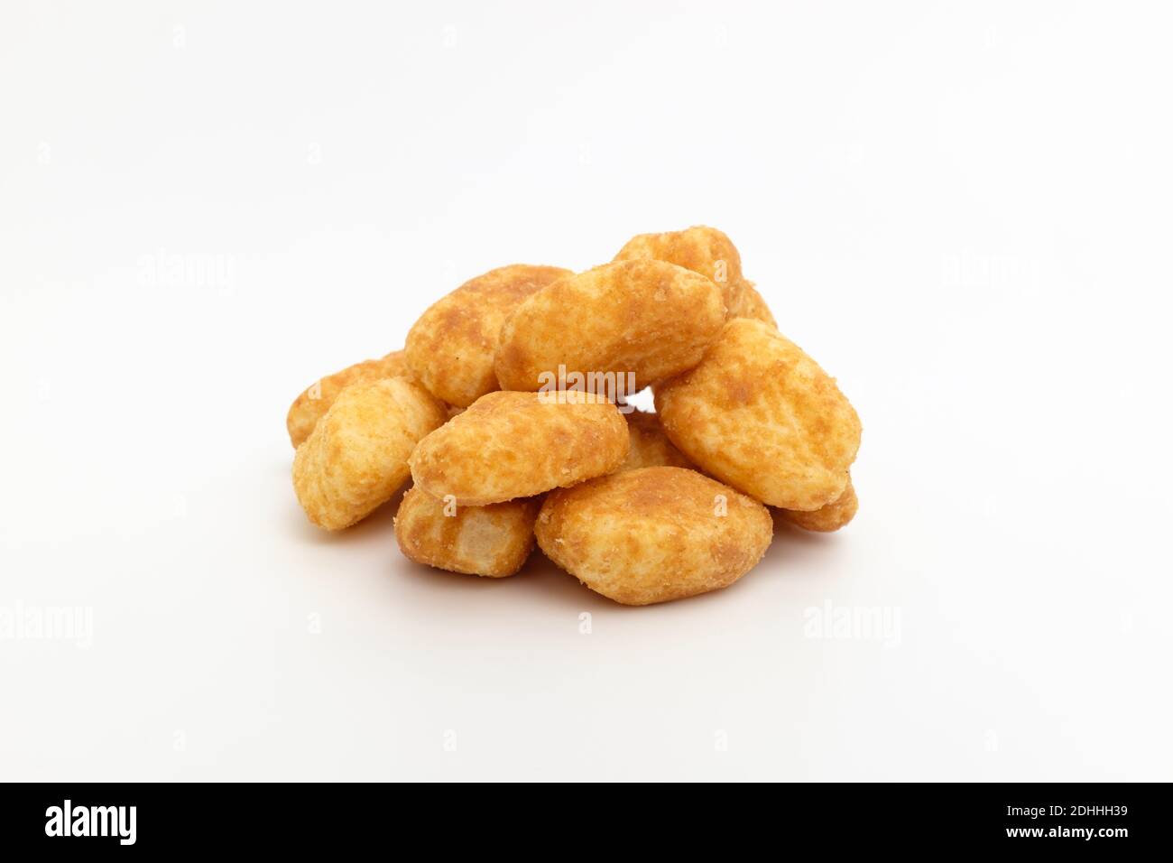 Brauner Reiskracker auf weißem Hintergrund Stockfoto