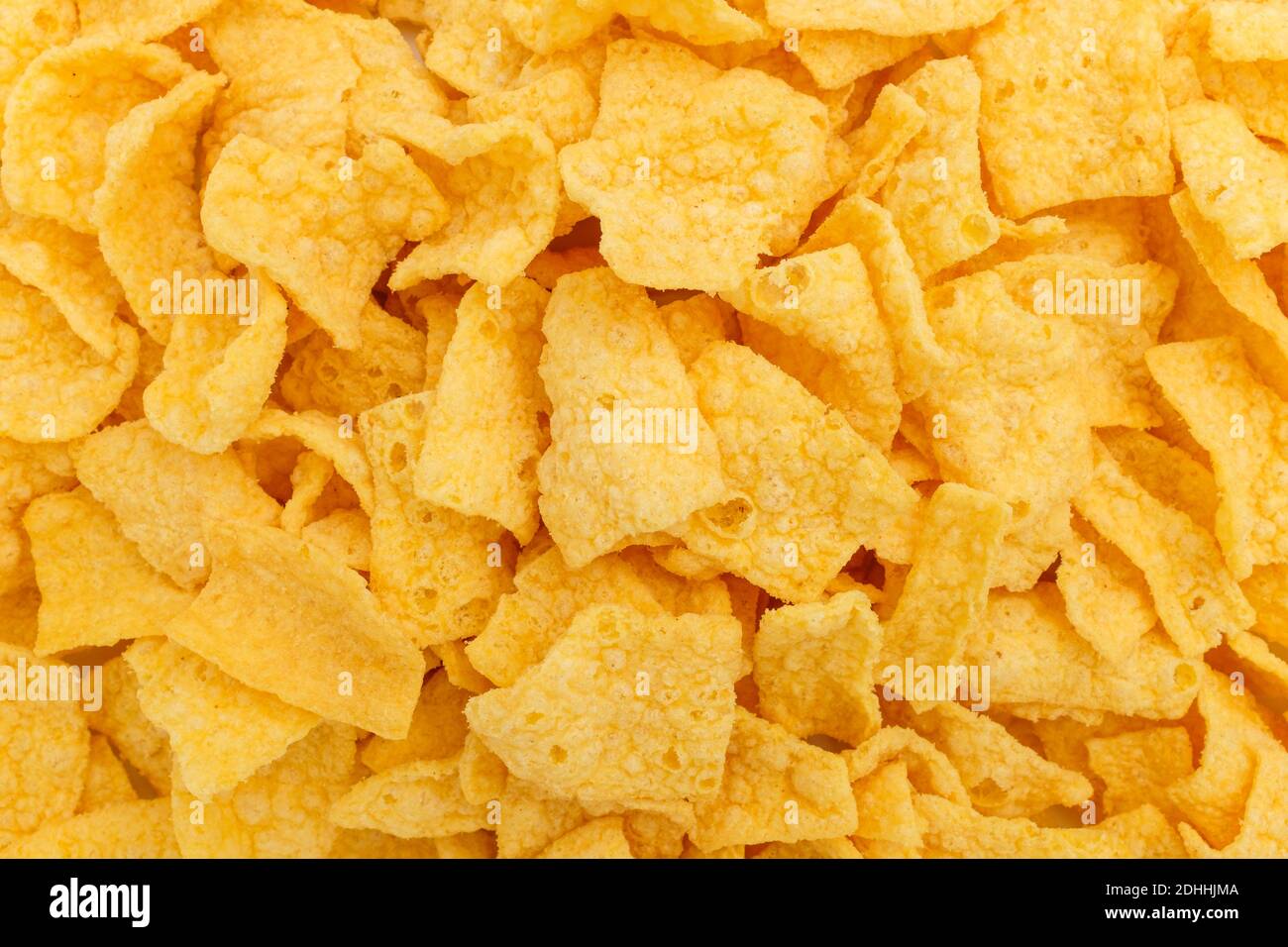 Chips aus Mais auf weißem Hintergrund Stockfoto