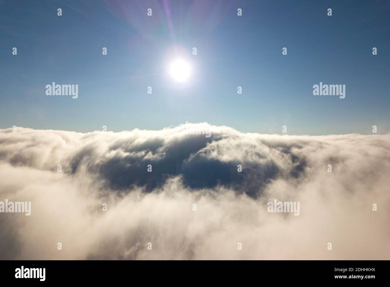 Luftaufnahme von oben von weißen geschwollenen Wolken in hellen sonnigen Tag. Stockfoto