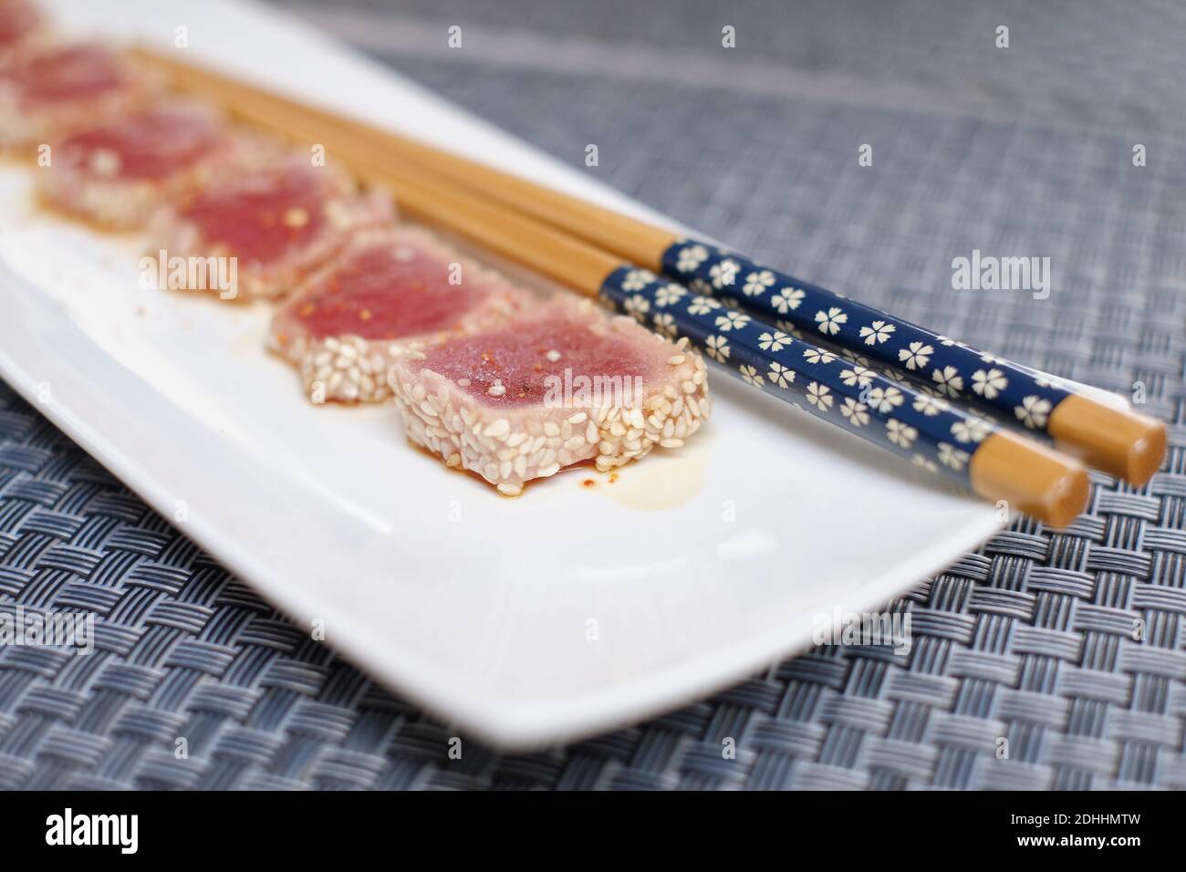 Thunfisch Tataki Stück auf weißem Teller und Tischdecke traditionelle japanische Küche. Stockfoto