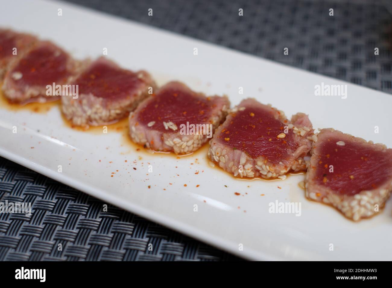 Thunfisch Tataki Stück auf weißem Teller und Tischdecke traditionelle japanische Küche. Stockfoto