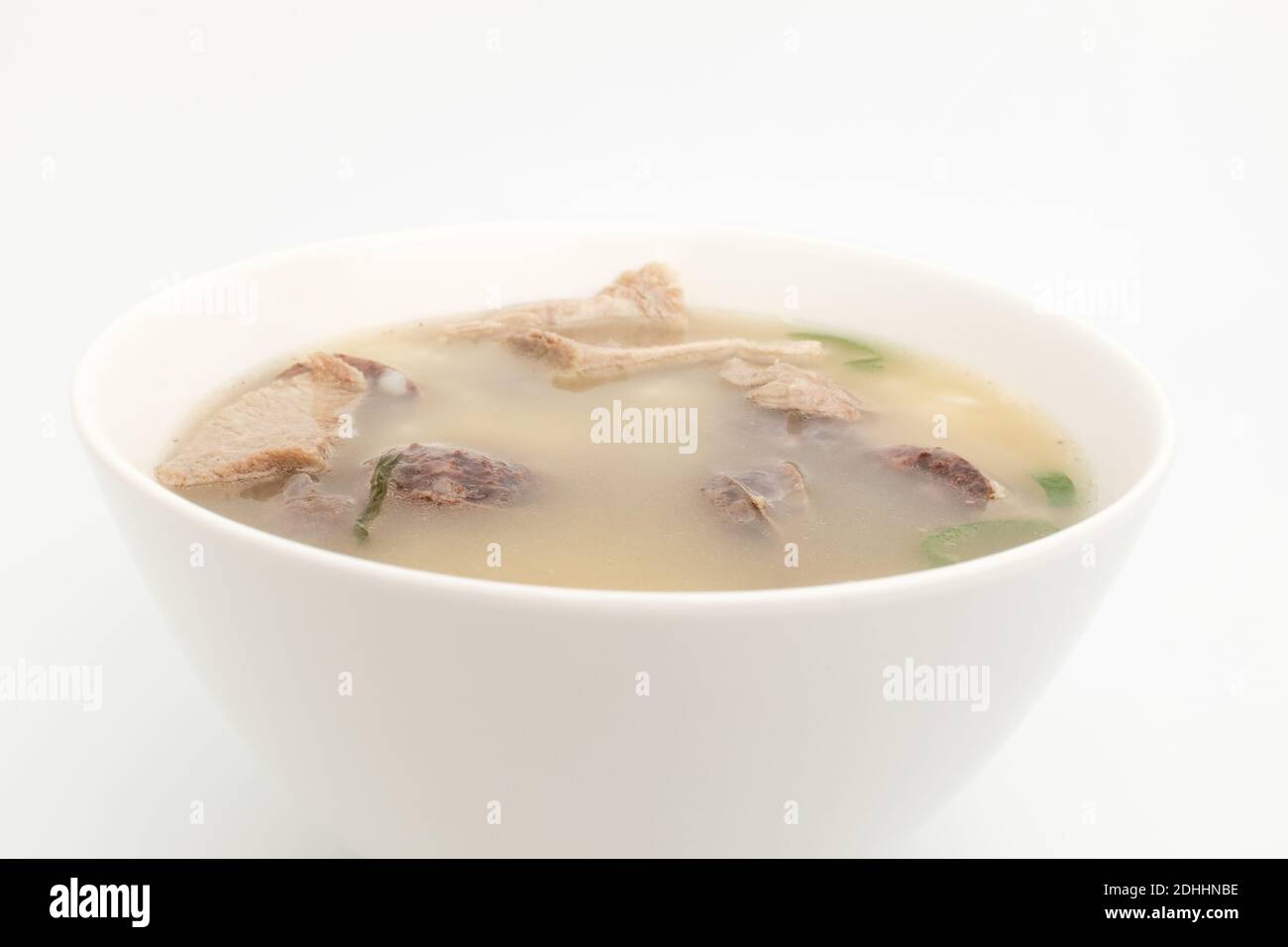 Schweinedarmsuppe auf weißem Hintergrund Stockfoto