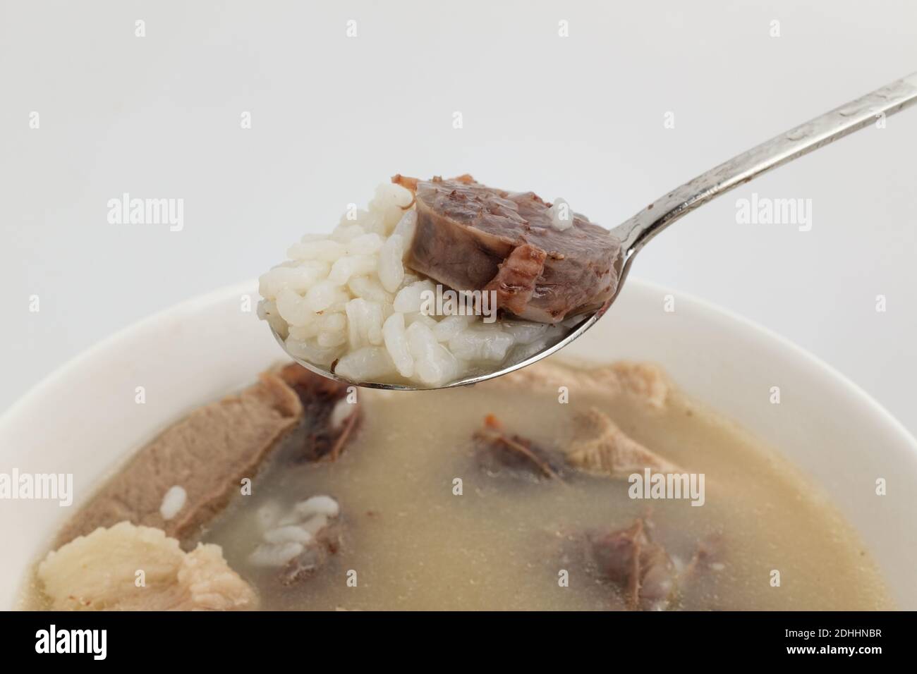 Schweinedarmsuppe auf weißem Hintergrund Stockfoto