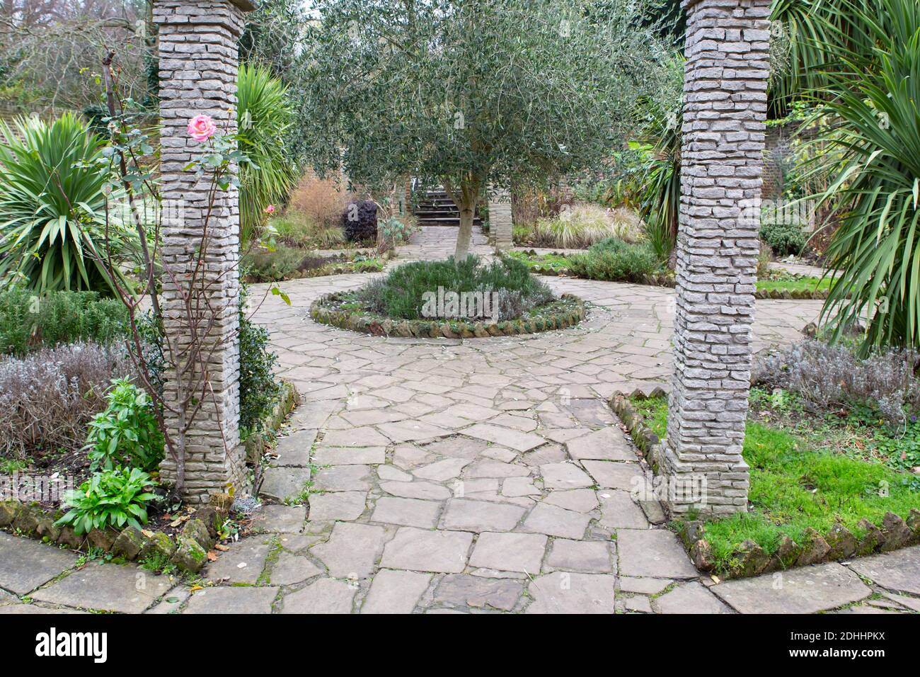 Formeller Garten mit Steinsäulen Stockfoto