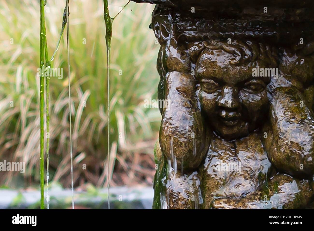 Springbrunnen Cherub mit Wassertropfen Stockfoto