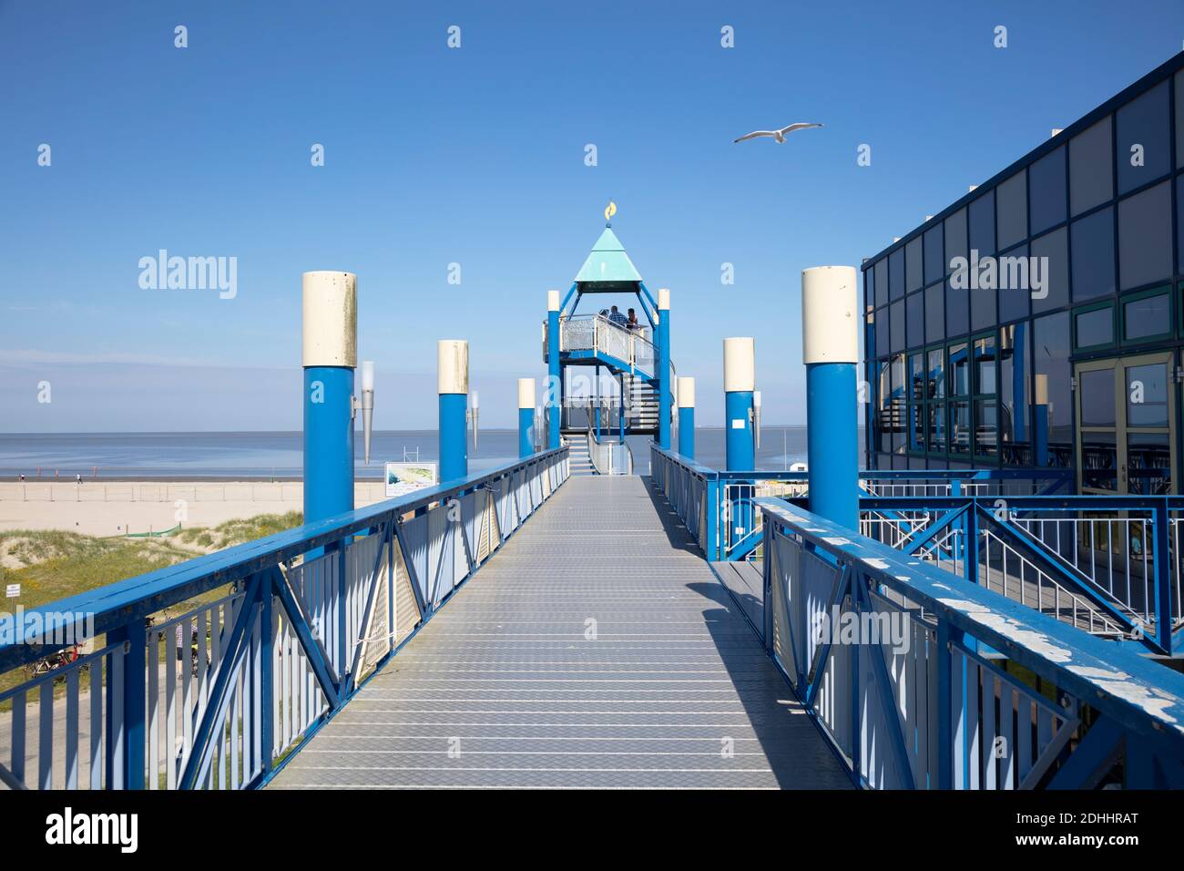 Brücke und Aussichtsturm, Norddeich, Ostfriesisch, Niedersachsen, Deutschland, Europa Stockfoto