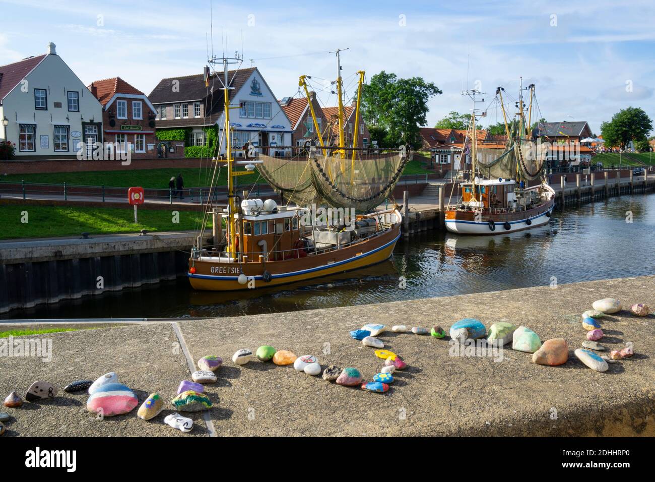 Fischerboote am Hafen von Greetsiel, niedersachsen, Deutschland, Europa Stockfoto
