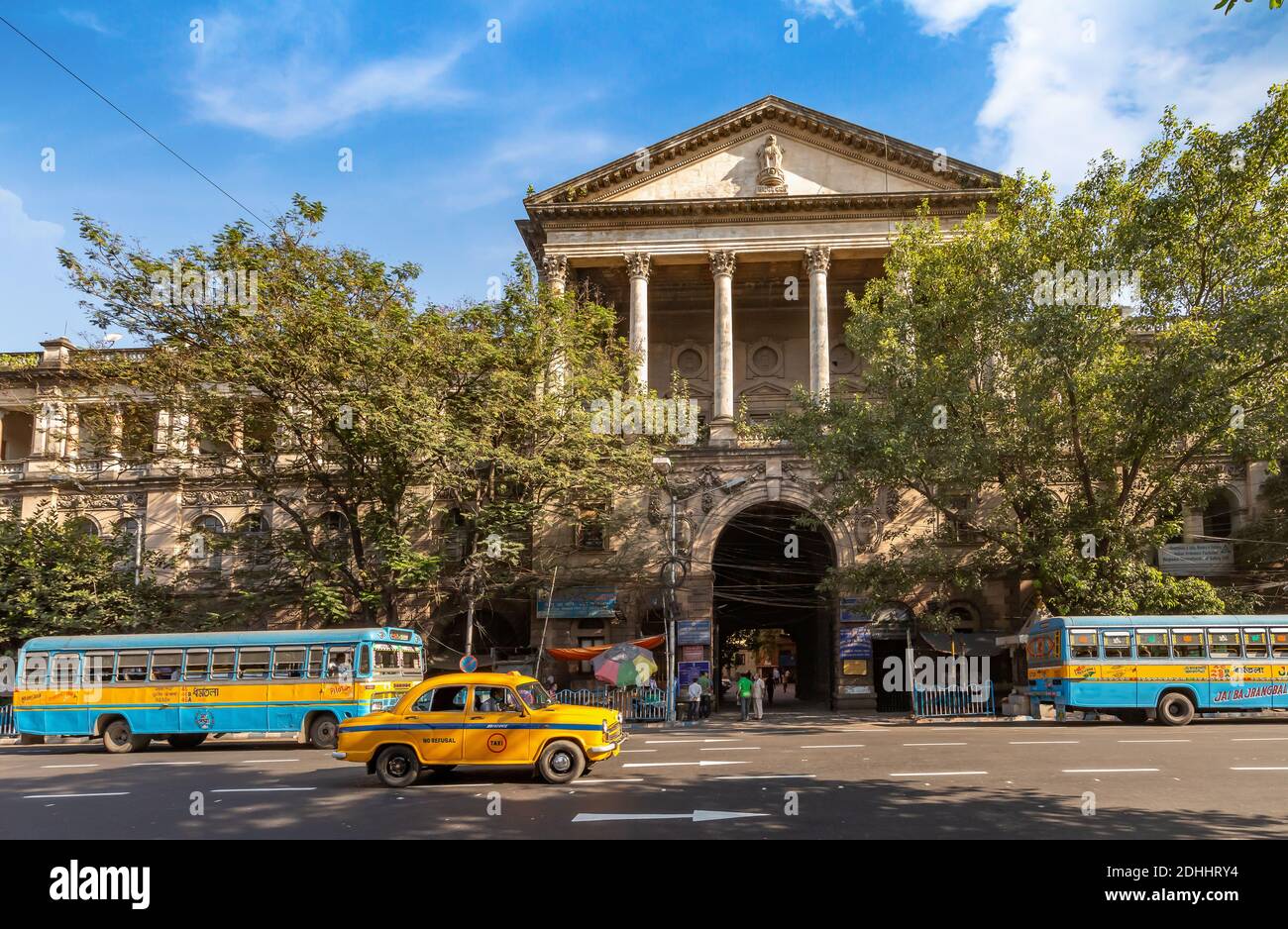 Öffentliche Verkehrsmittel Fahrzeuge auf indischen Stadtstraße mit altem Erbe Gebäude an der Esplanade Kolkata Stockfoto