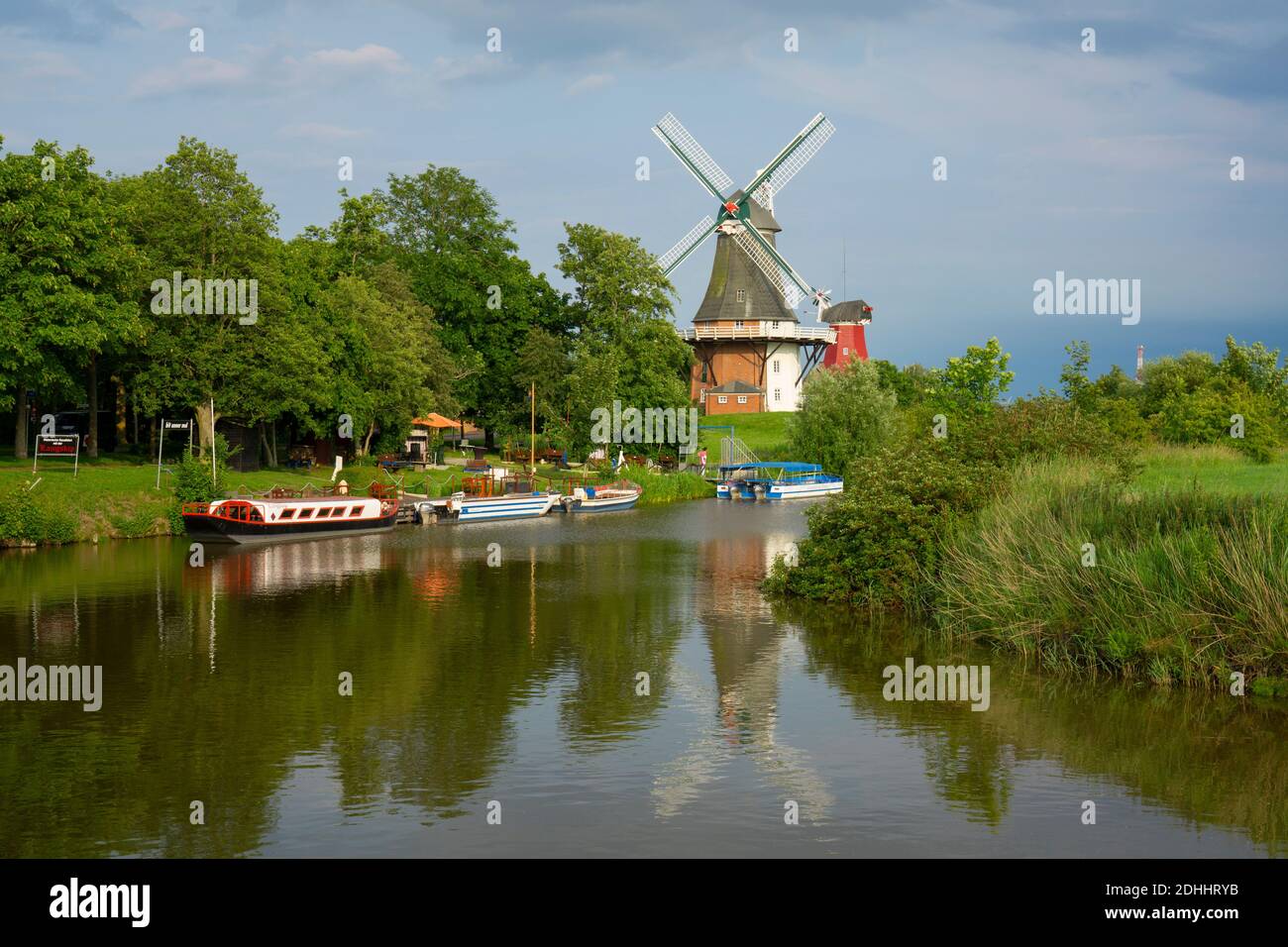 Zwillingsmühle in Greetsiel, Ostfriesisch, Niedersachsen, Deutschland, Europa Stockfoto