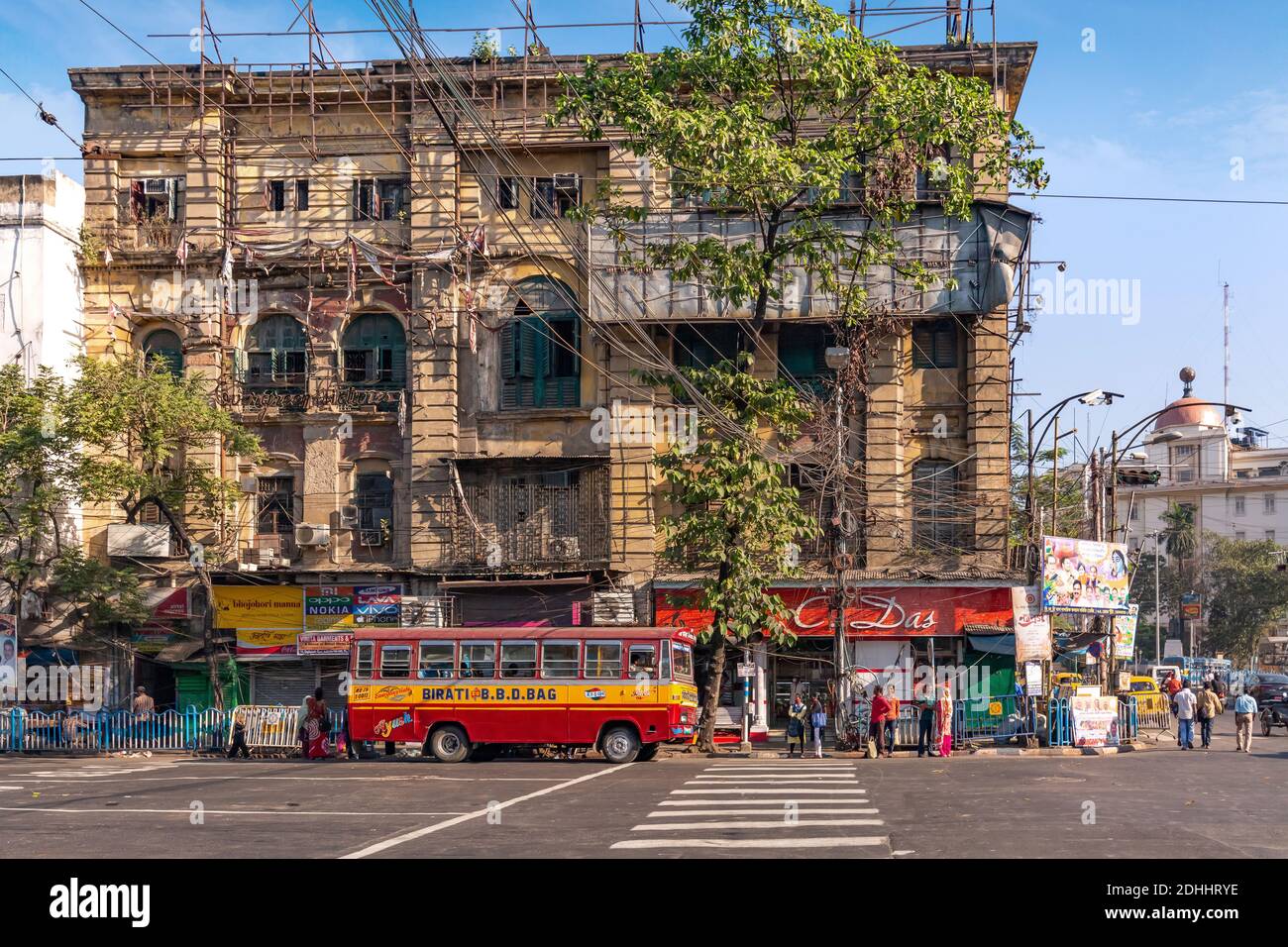 Öffentliche Verkehrsmittel Fahrzeuge auf indischen Stadtstraße mit altem Erbe Gebäude an der Esplanade Kolkata Stockfoto