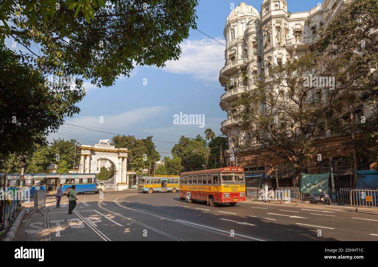 Stadtstraße mit öffentlichem Bus in der Nähe von Governor House Eingang mit Blick auf koloniale Erbe Gebäude in Dalhousie Gegend Kalkata, Indien Stockfoto