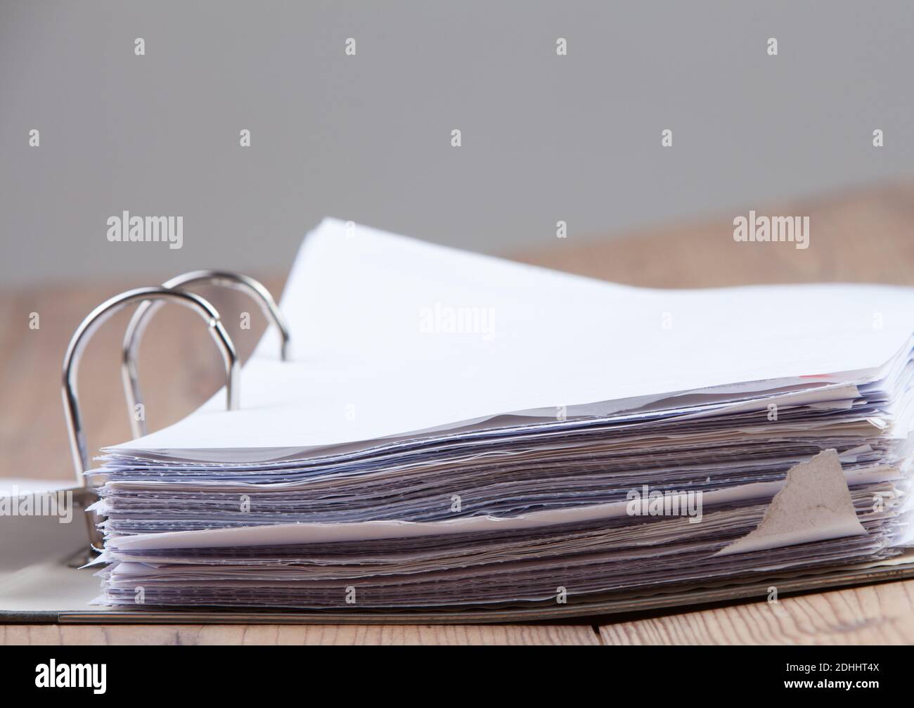 Dateiordner geöffnet, auf Holz mit grauem Hintergrund für Texteingabe. Stockfoto