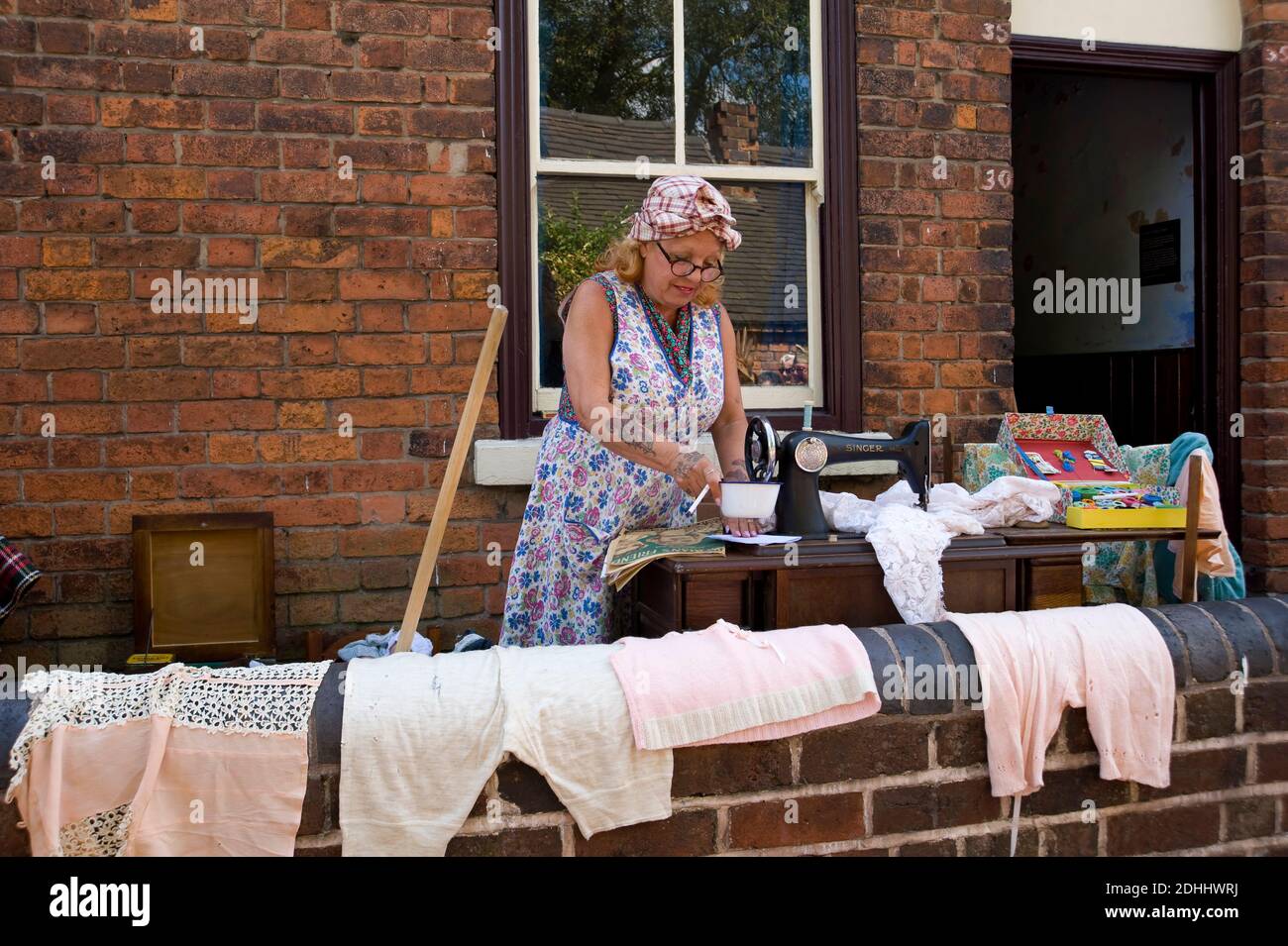 Der Zweite Weltkrieg Hausfrau Repariert Kleidung Auf Ihrem Singer Nähen Maschine Im Black Country Living Museum Dudley West Midlands England GB Stockfoto