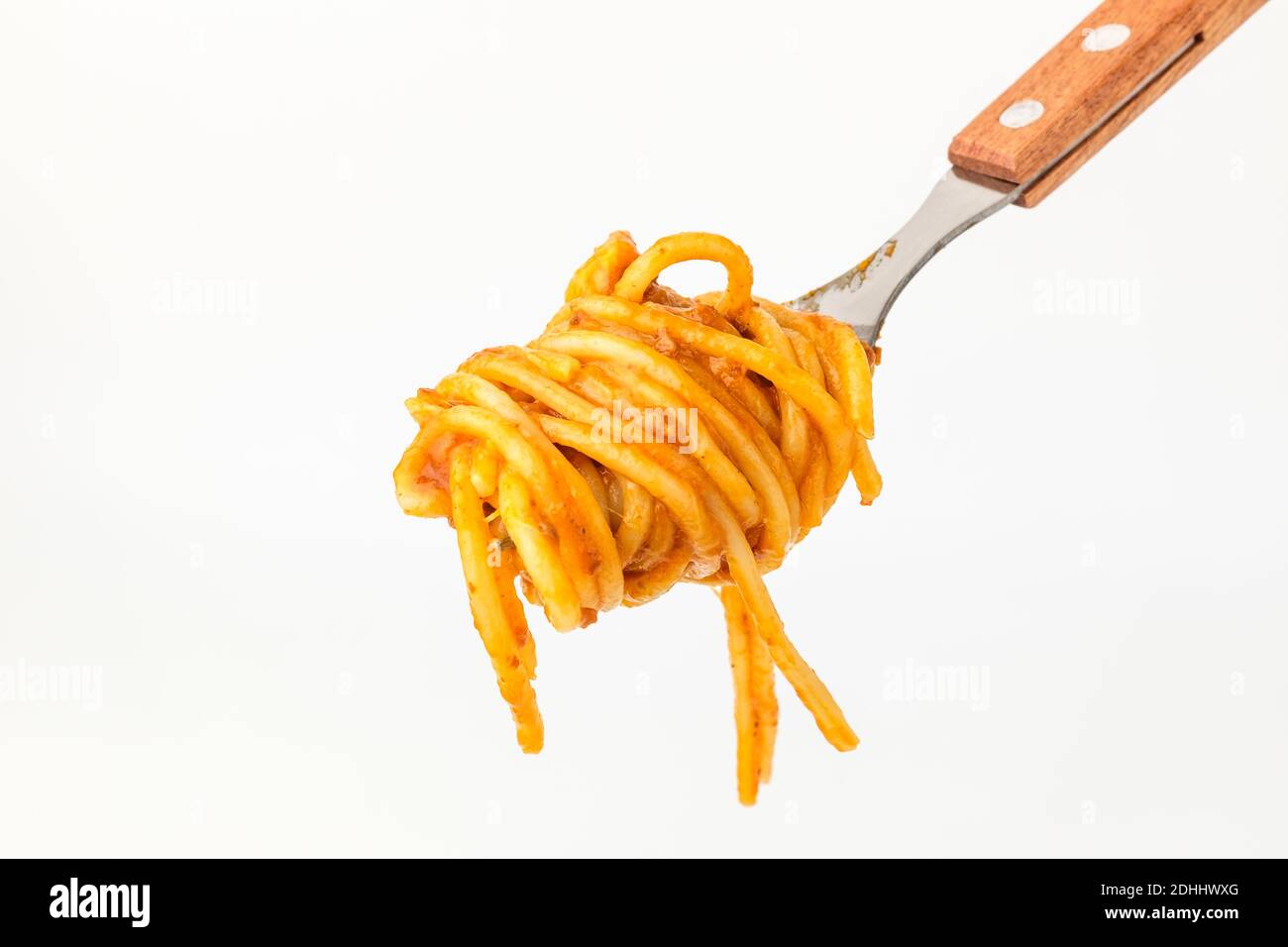 Tomatenspaghetti auf weißem Hintergrund Stockfoto