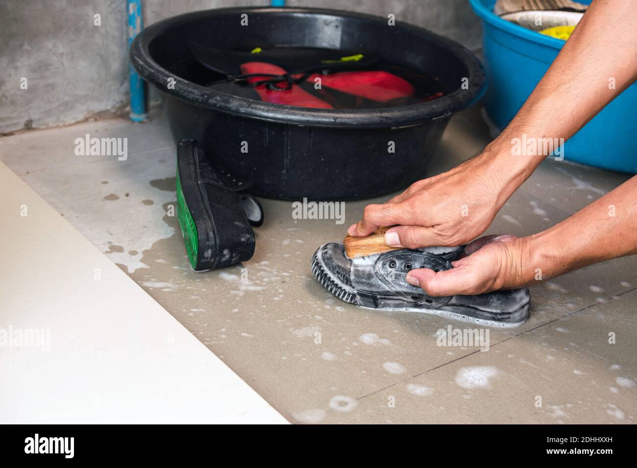 Waschen Sie die Turnschuhe mit einer Waschbürste und Waschpulver. Stockfoto