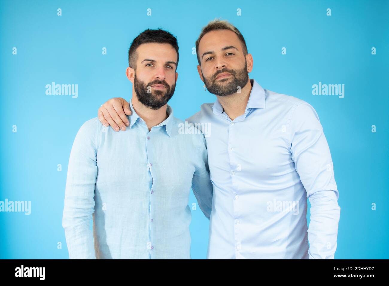 Junge Homosexuell Paar von zwei Männern tragen lässige Kleidung umarmt sich glücklich und positiv, lächelnd zuversichtlich. Selbstliebe und Selbstversorgung Stockfoto