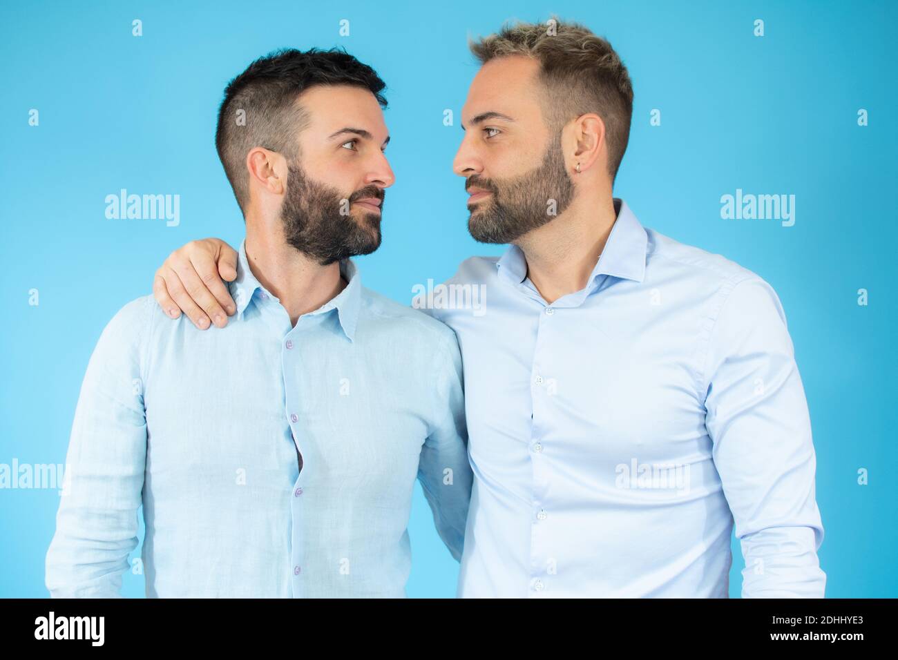 Junge Homosexuell Paar von zwei Männern tragen lässige Kleidung umarmt sich glücklich und positiv, lächelnd zuversichtlich. Selbstliebe und Selbstversorgung Stockfoto