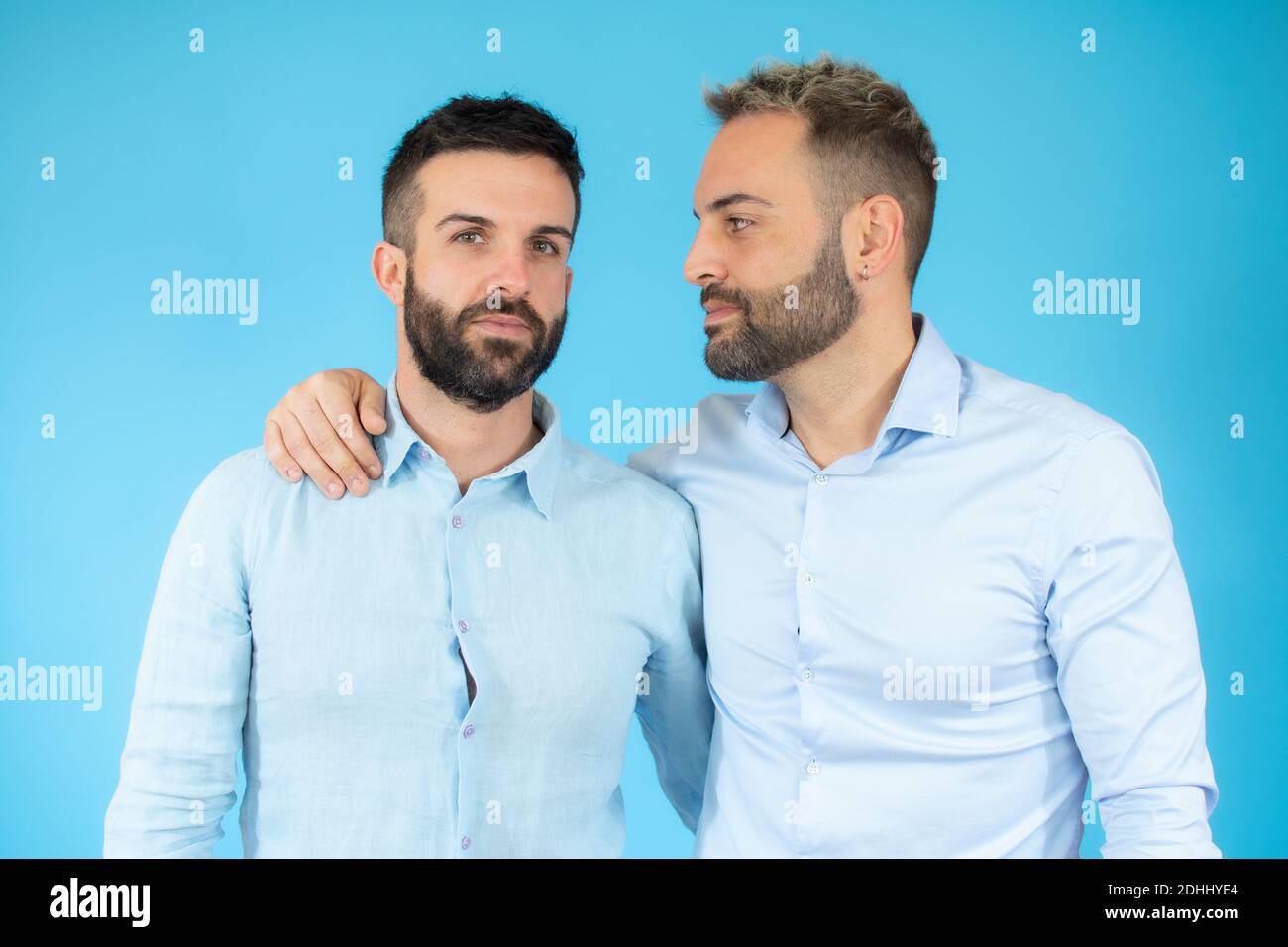 Junge Homosexuell Paar von zwei Männern tragen lässige Kleidung umarmt sich glücklich und positiv, lächelnd zuversichtlich. Selbstliebe und Selbstversorgung Stockfoto