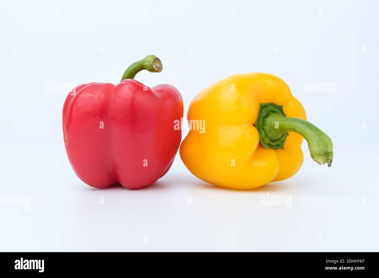Farbige Paprika auf weißem Hintergrund Stockfoto