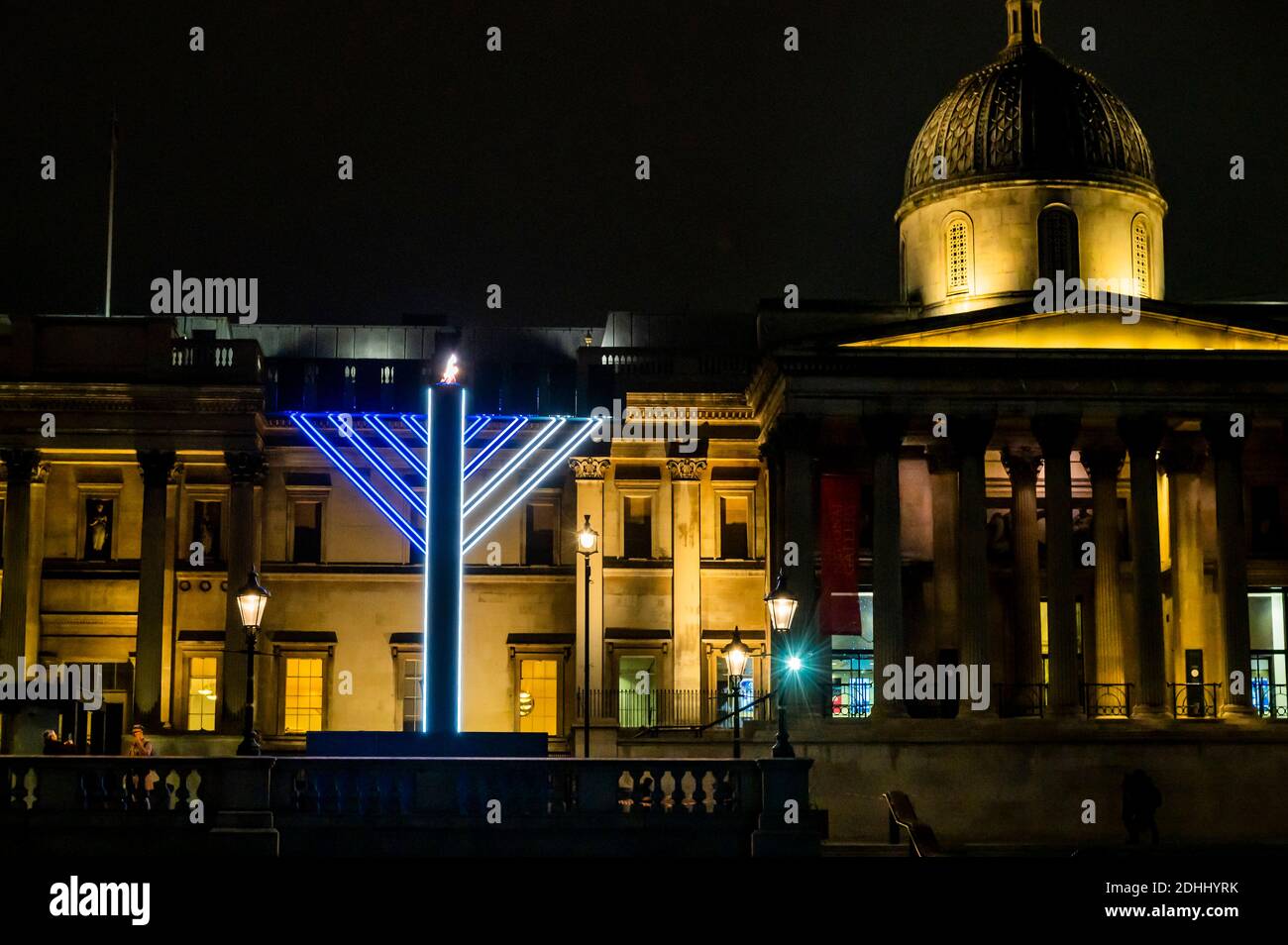 London, Großbritannien. Dezember 2020, 10. Trafalgar Square hat eine neue 10-Meter-Menorah, um den Start von Chanukah heute Abend zu markieren. Der Leuchter, der LED-Leuchten verwendet, wurde vom Bürgermeister von london, Sadiq Khan, in Partnerschaft mit dem Jewish Leadership Council, Chabad Lubavitch UK und dem London Jewish Forum organisiert. Anders als in den Vorjahren, als Chanukah in the Square Tausende ins Zentrum von London brachte, um zu feiern, bedeutet die Beschränkung des Coronavirus, dass dieses Jahr keine solche Massenversammlung stattfinden kann. Kredit: Guy Bell/Alamy Live Nachrichten Stockfoto