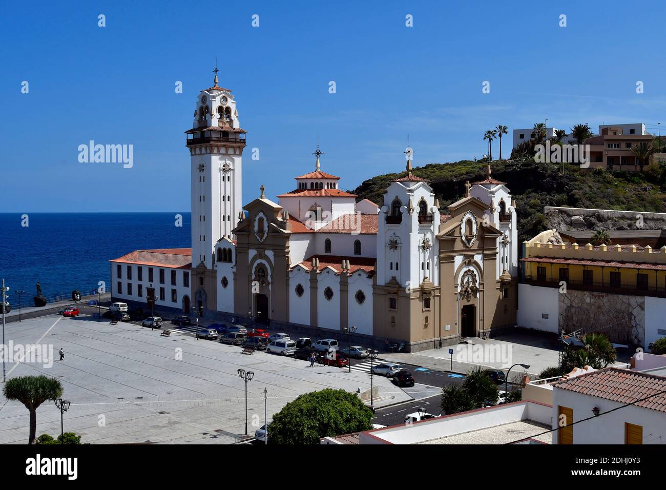 Teneriffa, Kanarische Inseln, Spanien - 06. April 2018: Basilica de Nuestro Senora de Candelaria und Bronzeskulptur auf dem Atlantischen Ozean im Dorf Candelari Stockfoto