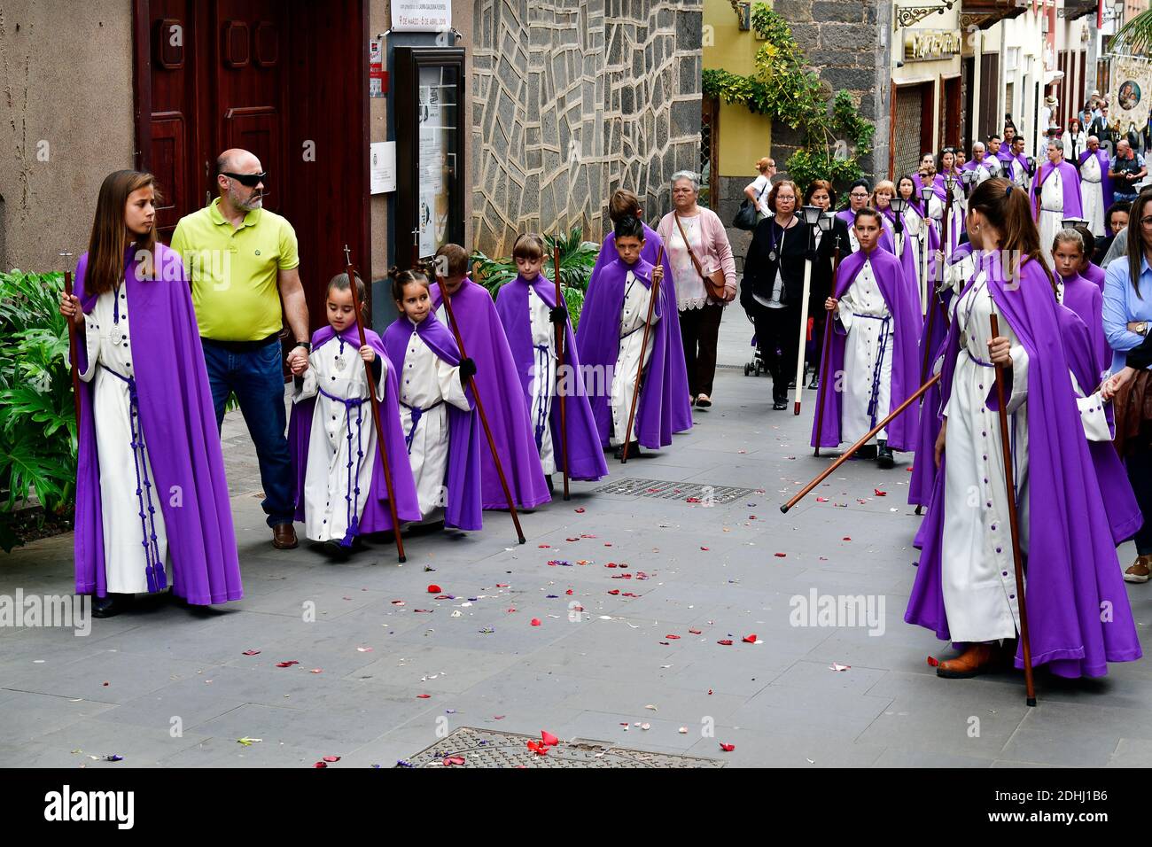 Teneriffa, Kanarische Inseln, Spanien - 01. April 2018: Nicht identifizierte Menschen durch traditionelle religiöse Osterprozession in den Straßen von Puerto de la Cruz Stockfoto