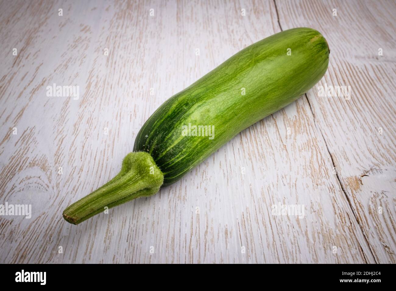 Grüne rohe Zucchini mit Hintergrund Stockfoto