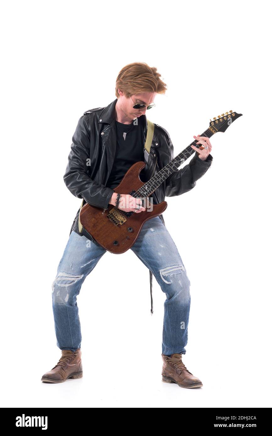 Talentierter junger stilvoller männlicher Rocker-Gitarrist, der mit  Leidenschaft E-Gitarre solo spielt. Ganzkörperlänge isoliert auf weißem  Hintergrund Stockfotografie - Alamy