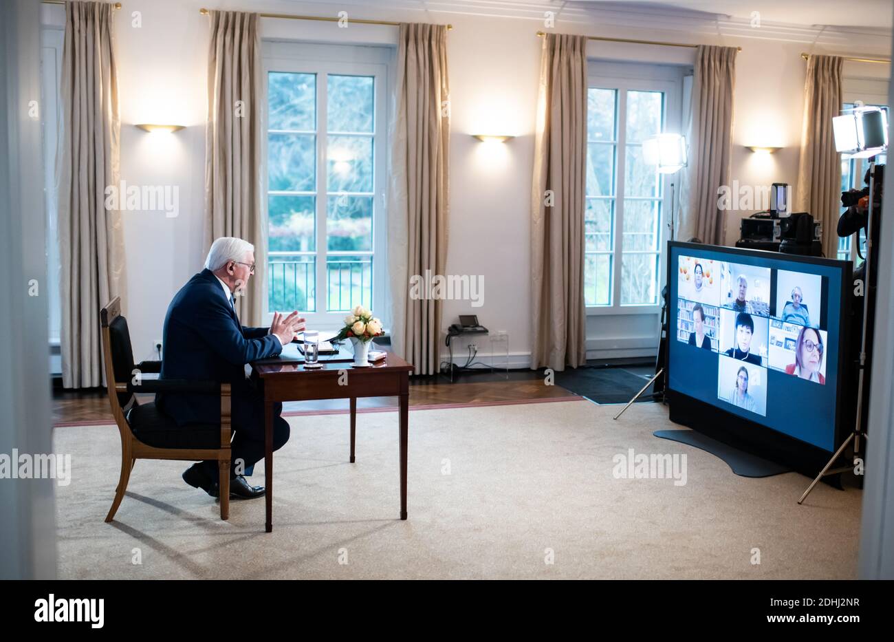 11. Dezember 2020, Berlin: Bundespräsident Frank-Walter Steinmeier tauscht sich während seiner ersten "Bürger"-Situation im Schloss Bellevue per Video-Livestream mit sieben Bürgern über ihre aktuelle Lage in der Pandemie aus. Mit der "Bürgersituation" will der Bundespräsident direkt hören, wo seine Gesprächspartner die Herausforderungen und Probleme in dieser besonderen Zeit sehen und ihre Ansichten zu den weiteren Entwicklungen im Land einholen. Er möchte wissen, welche Erfahrungen die Teilnehmer in ihrem Alltag in Corona machen und wie ihre persönliche Situation ist. Foto: Bernd von Stockfoto