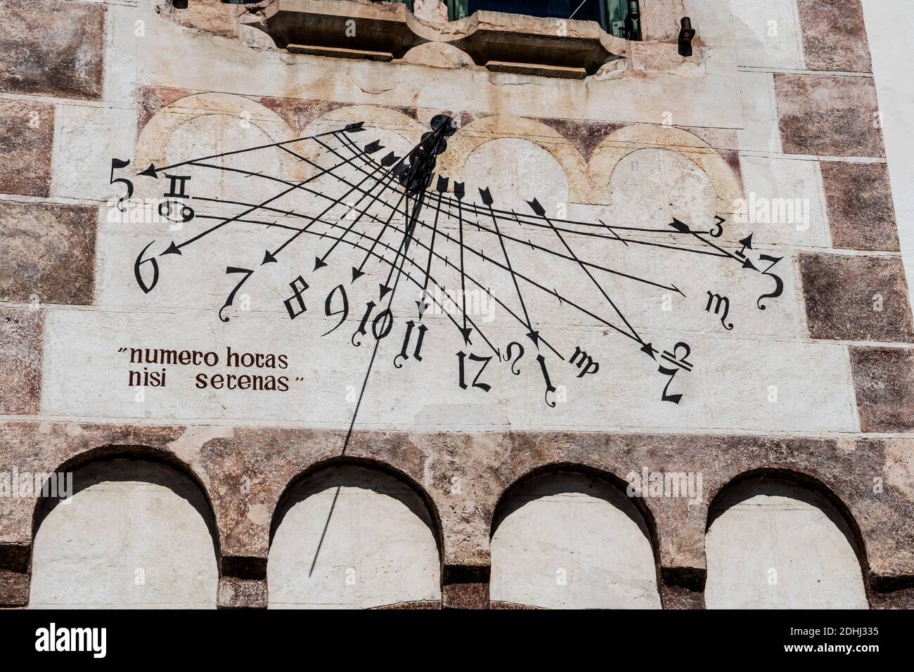 Zeit Auf Einer Alten Sonnenuhr Mit Lateinischem Sprichwort Über Gebäude Wand Stockfoto