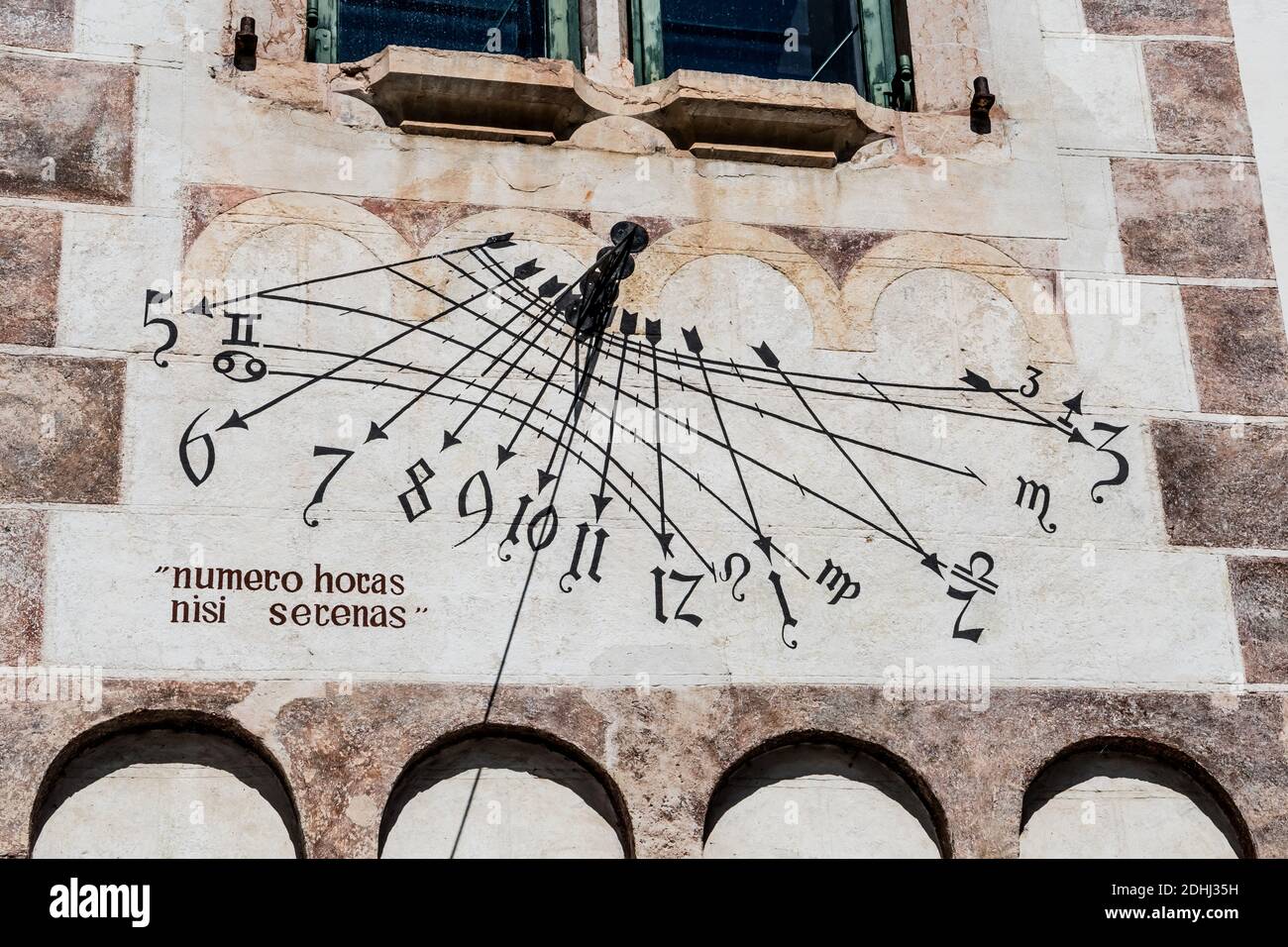 Zeit Auf Einer Alten Sonnenuhr Mit Lateinischem Sprichwort Über Gebäude Wand Stockfoto