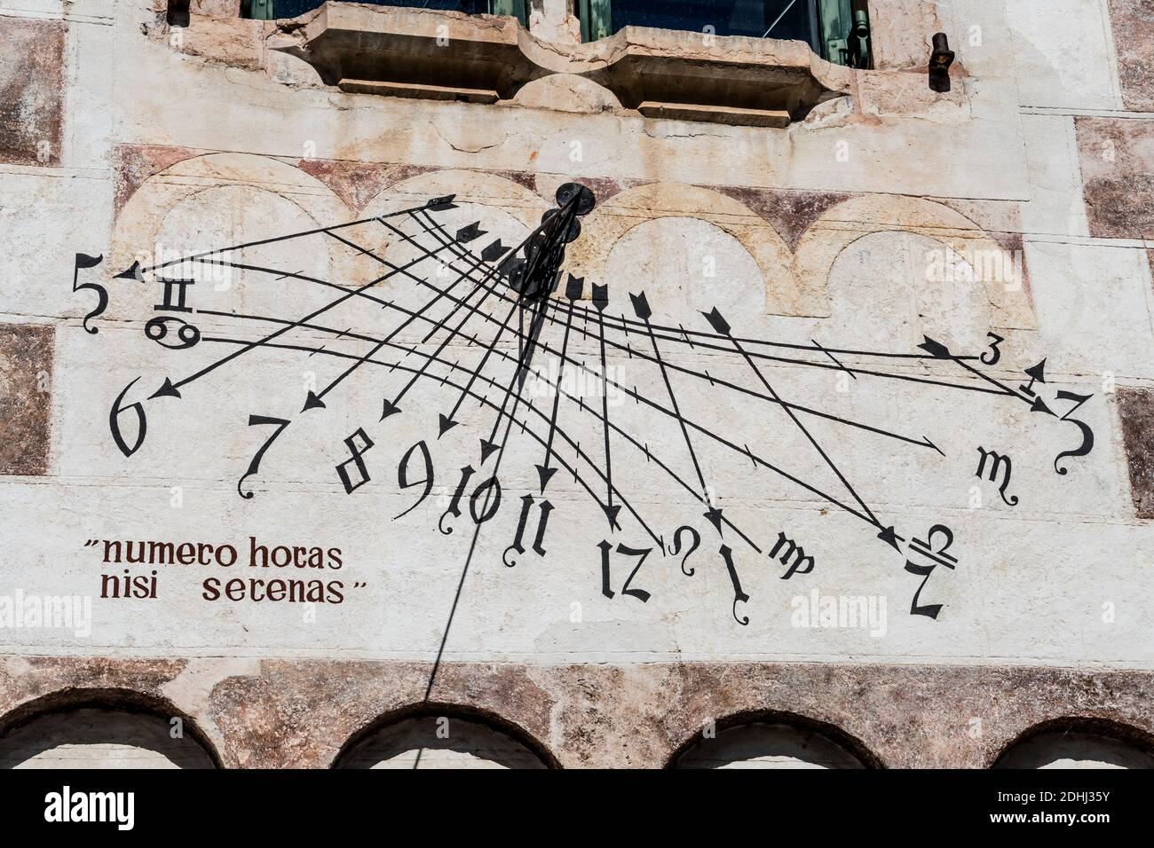 Zeit Auf Einer Alten Sonnenuhr Mit Lateinischem Sprichwort Über Gebäude Wand Stockfoto