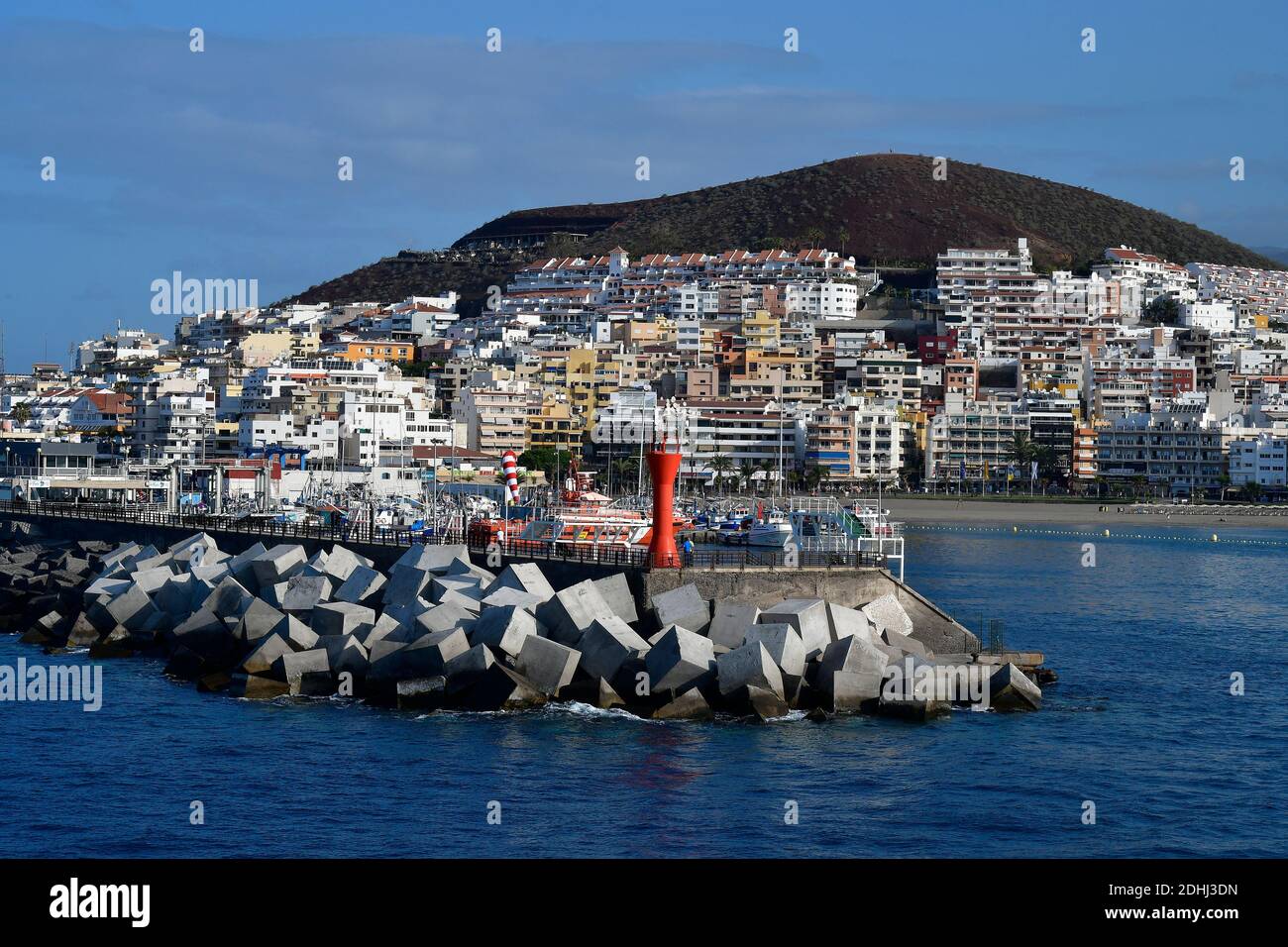 Teneriffa, Kanarische Inseln, Spanien - 10. April 2018: Pier mit Betonpflaster im Hafen von Los Cristianos Stockfoto